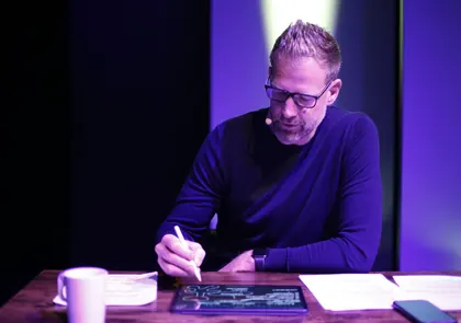 Christian Bischoff schreibt auf einem Tablet